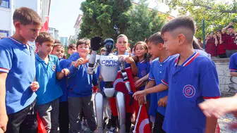 Türkiye'nin ilk insansı robotu canikman, öğrencilerle buluştu