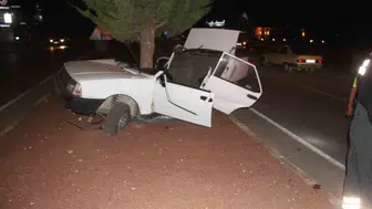 Beyşehir'de ağaca çarpan TOFAŞ otomobilde 2 yaralı