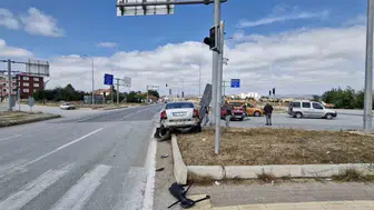 Kırmızı ışık ihlali yapan kamyon iki otomobile çarptı, ehliyetine el konuldu