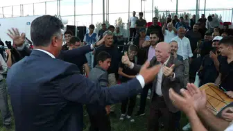 Pasinler'deki güreş etkinliğinde başkan eğlencenin tadını çıkardı