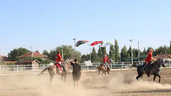 Çivril'de geleneksel atlı cirit gösterisi festivalin yıldızı oldu