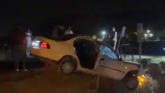 Köpeğe çarpmamak için manevra yapan sürücünün aracı köprüde asılı kaldı