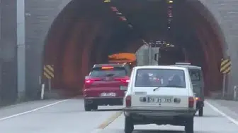 Karabük’te trafik kazasını kıl payı atlattılar: Ters yönde giden sürücü ve hatalı sollama