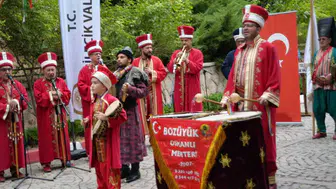 Bilecik’te ahilik haftası kutlamalarında pabucu dama atılan usta, geleneği canlandırdı
