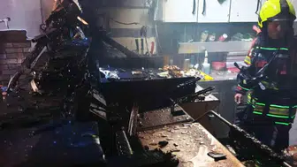Burhaniye'de yangın, işyerinde maddi hasar yarattı
