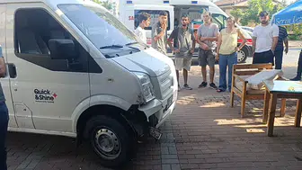 Minibüs kafeye daldı: Kadın ölümden saniyelerle kurtuldu