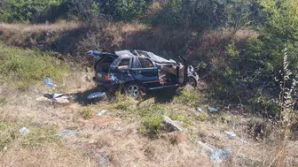 Bilecik'te refüje çarpan otomobilde iki kişi yaralandı