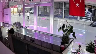 Bıçaklı saldırıya uğrayan vatandaş, saldırgana karşı koydu ama kan kaybından yere yığıldı