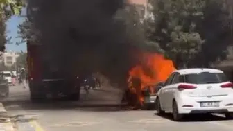 Şanlıurfa'da park halindeki otomobilde yangın paniği: alevler hızla yayıldı