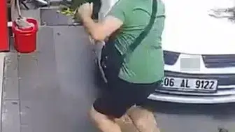 Kontrolden çıkan otomobil kaldırıma çıktı, yaya son anda kurtuldu