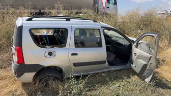 Bolvadin'de direksiyon hakimiyetini kaybeden sürücü şarampole girdi, 2 kişi yaralandı