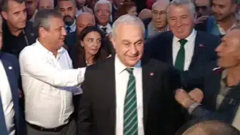 Özgür Özel'in Bursa programında dikkat çeken anlar: Yaşlı vatandaşla tokalaşıp elini silmesi sosyal medyada gündem oldu
