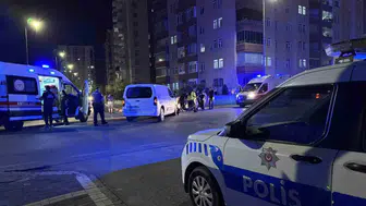 Kayseri’de kaza: Ticari araçla çarpışan otomobil bina duvarına çarptı