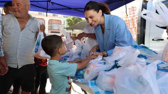Söke Belediyesi, un dağıtımıyla dayanışma örneği sergiliyor