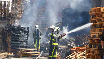 Denizli’nin palet fabrikasında çıkan yangın itfaiye ekipleri tarafından söndürüldü