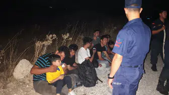 Çeşme'de bir grup göçmenin yardım çağrısına ekipler anında yanıt verdi