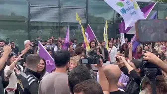 İstanbul adalet sarayı önünde LGBT grubu ile polis arasında arbede: Gözaltılar var
