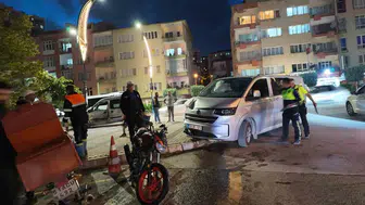 Niğde'de hafif ticari araç 3 araca çarparak durdu: 3 yaralı