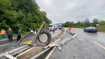 Düzce'de makaslanan tır trafikte kaos yarattı