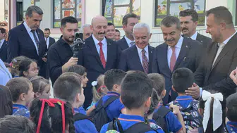 Eğitim bakanı tek in miniklerle buluştu: Öğrencilerle bayrak töreni yaptı