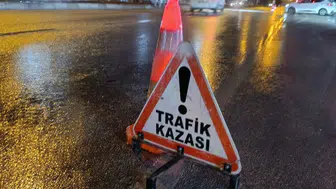 Yağışlı havada yoldan çıkan hafif ticari araç devrildi: 2 yaralı
