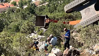 Antalya'da iş makinesi uçuruma yuvarlandı: Yaralı operatör hastaneye kaldırıldı