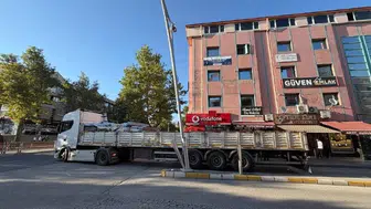 Erzincan'da dönüş yapmak isteyen tır, aydınlatma direğine çarptı