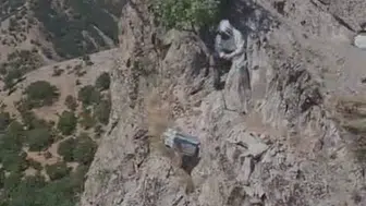Elazığ'da arıcılar zorlu arazide doğal bal için mücadele veriyor