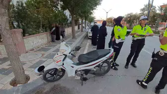 Karaman'da motosiklet, park halindeki otomobilin kapısına çarptı: 2 yaralı