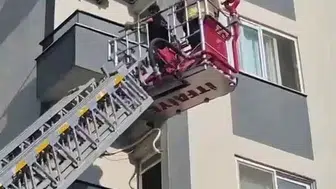 Böcek korkusuyla duvara çıkan kadın itfaiye tarafından kurtarıldı