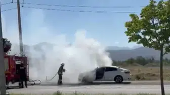 Erzincan'da bakım için giden otomobil motor yangınına teslim oldu