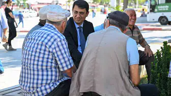 Uşak valisi Serdar Kartal, vatandaşlarla buluşarak talepleri dinledi