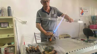 Laboratuvar geçmişinin izlerini sanata taşıyan üflemeli cam ustası: Fatih Gölbaşı
