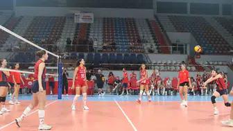 İzmir’in kurtuluşu voleybolda dostlukla kutlandı