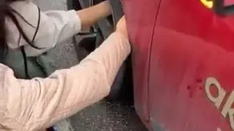 Bursa'da yavru kedi aracın tekerine sığındı, kurtarma anı kaydedildi