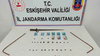 Eskişehir’de tarihi eser kaçakçılığına yönelik operasyon: 46 sikke ve kılıç ele geçirildi