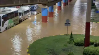 Trabzon'da akşam saatlerinde etkili olan şiddetli yağış hayatı olumsuz etkiledi