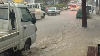 Antalya'da sağanak yağış cadde ve sokaklarda su birikintilerine neden oldu