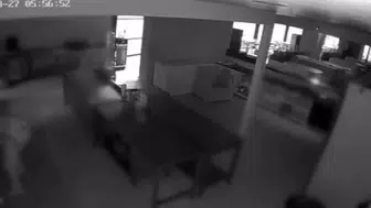 Hırsızlar kafede sucuklu yumurta yaparken kamerada yakalandı