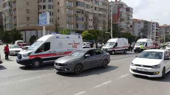 Malatya'da otomobil trambüs direğine çarptı: 2’si çocuk 4 yaralı