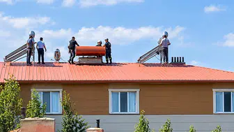 Tercan'da çatıya çıkan kişi ekiplerce ikna edilerek indirildi