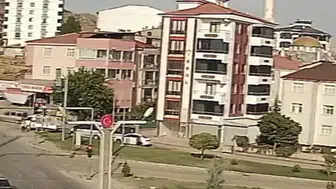 El freni çekilmeyen otomobil tarlaya uçtu