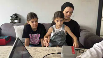 4 yıl sessiz kalan Ayşegül, biyonik kulakla yeniden hayata merhaba dedi