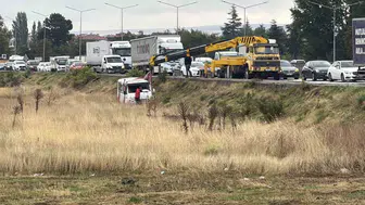 Eskişehir’de minibüs tarlaya uçtu, 1 kişi yaralandı