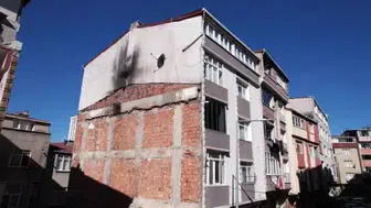 Temel kayması yaşayan bina havadan görüntülendi