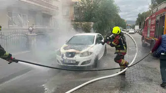 Burhaniye'de seyir halindeki araç alev alev yandı