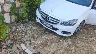 Adıyaman'da direksiyon hakimiyetini kaybeden sürücü istinat duvarına çarptı