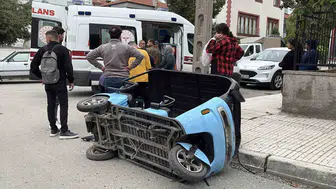 Çorum'da hafif ticari araç ile elektrikli motosiklet çarpıştı: 2 yaralı