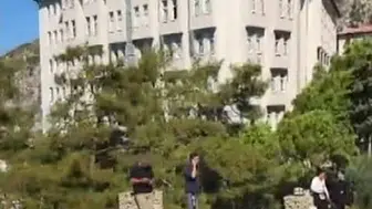 Kuşadası'ndaki otelde çalışanlar maaşlarını alabilmek için eylem yaptı