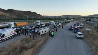 Kırıkkale’de işçi servisi ve otomobil çarpıştı: 14 kişi hastaneye kaldırıldı